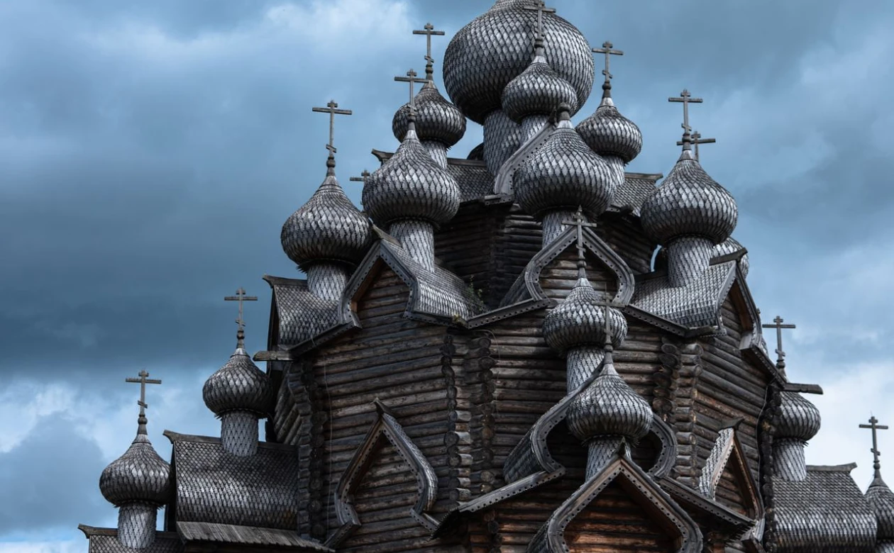 Church of the Intercession of the Most Holy Theotokos. Exactly the same 25-main wooden church was built under Peter the Great in the Vologda region. Located in Bogoslovka