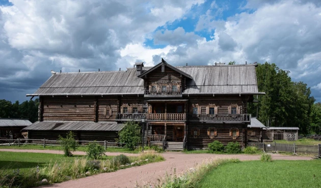 The house of the peasant E.A. Kostin. In 1871, it was built in the north of Lake Onega. Restored to its former form in Bogoslovka