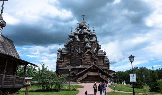 In Bogoslovka it is pleasant to take a walk, have a snack in the local refectory, take a closer look at the details of the buildings and discuss the details of their construction