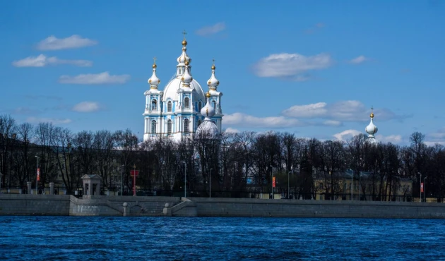 Smolny Cathedral. The Smolny Institute of Noble Maidens was also located here. The governor is currently sitting in the new building of the institute, built next door.