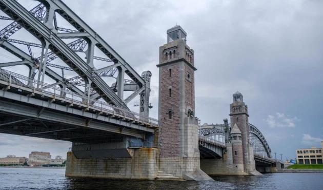 It was at the exit from Bolsheokhtinsky Bridge that the Gazprom skyscraper, which is now in the bay, was supposed to stand.