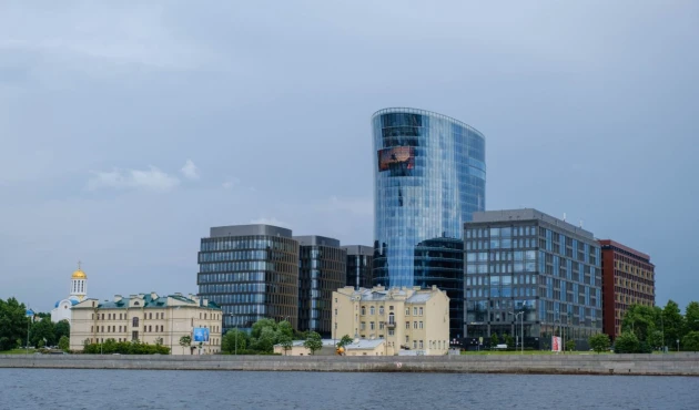 The St. Petersburg Bank building. He was popularly dubbed "the kettle." And what associations do you have?