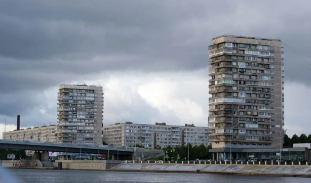 A piece of the Volodarsky Bridge and some panels. What's it? The Khrushchev Renaissance? The Brezhnev Baroque?