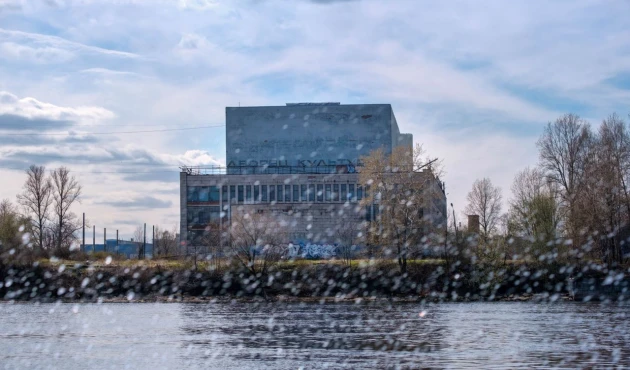 The abandoned Palace of Culture. Culture is in decline. We fly it at maximum speed