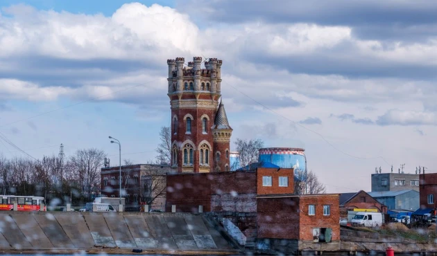 The firing tower of the Obukhov Steel Mill. It served as a water tower and a power plant. And the guns were pointed at it, yes