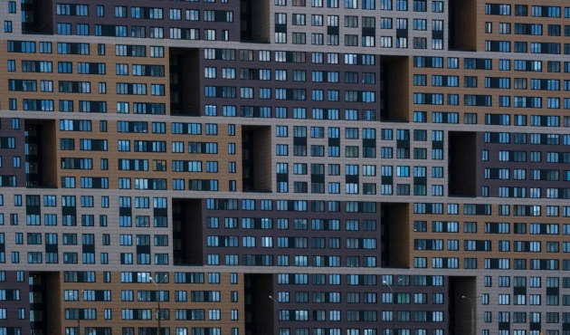 DO YOU SEE THIS?! Four-storey houses on top of each other. Is this the house from Judge Dredd's Mega City 1???