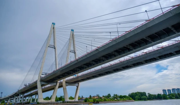 Before the construction of the ZSD on the other side of the city, it was the only bridge that could cross to the other side of the Neva River when the bridges were closed.