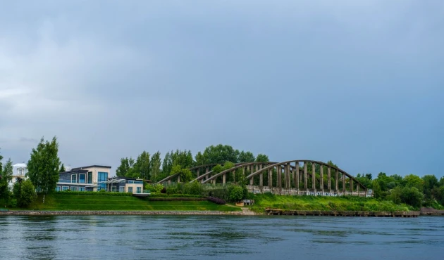 And these are two spans of the old Volodarsky Bridge. In the early 1990s, the bridge had to be reconstructed, and the spans were simply dragged upstream and left here. Even the concrete pier remained.