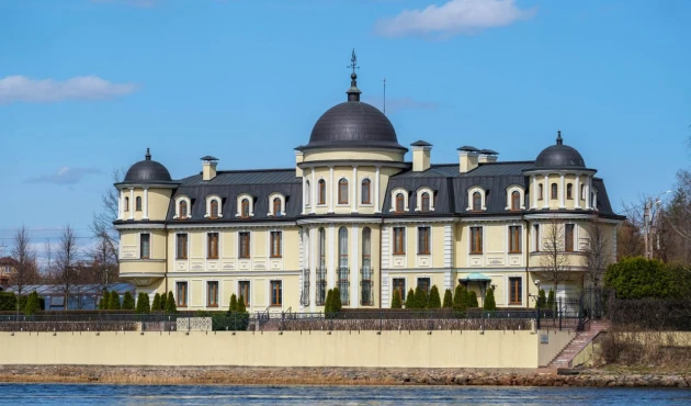 This "estate" also has its own lighthouse nearby, but it didn't get into the frame.