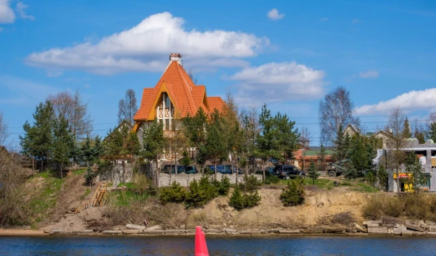 Country houses continue