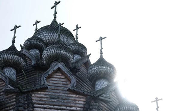 If you are too lazy to go to Kizhi, then here you can immerse yourself in the history of crafts. This is, for example, the restored 25-chapter Church of the Intercession of the Most Holy Theotokos. The original temple stood in the Vologda region