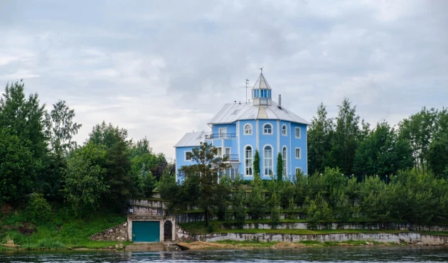 The captain told me in confidence that this is Edita Piekha's house.
