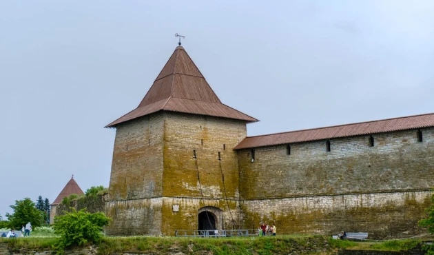 The entrance to the fortress. At the top of the key tower, a simple display of the meaning of the word Shlisselburg – "key city"