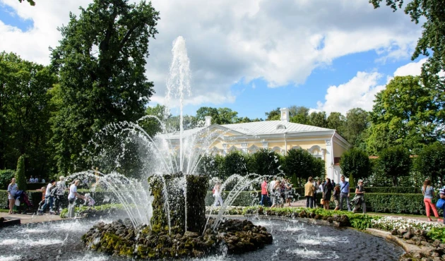 The Sheaf Fountain. It stands surrounded by century–old oak trees right in front of the Petrovsky Palace - Montplaisir