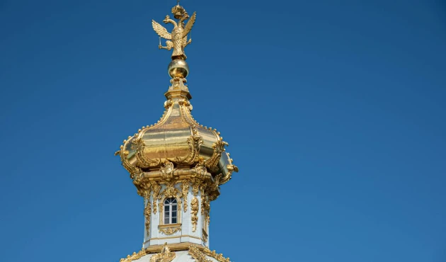 When the Grand Palace was expanded, two buildings were added to it. This is the case under the coat of arms