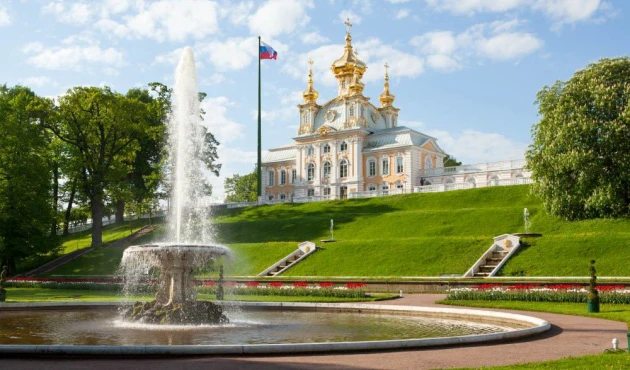It is thanks to this slope that the water pressure required for fountains is gained.