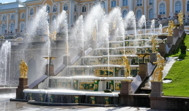 Half of the big cascade is in the frame. Notice how evenly the jets are lined up. The fountain team adjusts them every day.