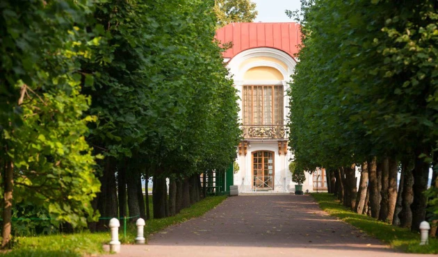 Walking through the parks of Peterhof, some kind of curiosity awaits you at every turn. For example, at the Hermitage, guests were going to socialize alone, without servants, at a special table with a lifting mechanism, through which they were served food.
