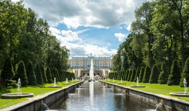 We will walk along the sea canal to the center of the imperial residence, the Grand Palace, and admire the quaint fountains.
