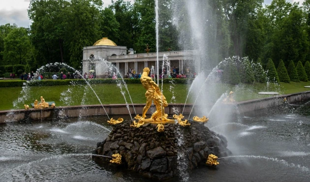 Under Peter the Great, there was a pond on the site of Samson, and guests sailed up to the palace directly on boats. It is impossible to do this now, because valves have been installed in the sea channel leading to the bay – the fountain is being drained for the winter.