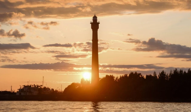 There are also magical sunsets and lots of lighthouses. Of course– sometimes the depth next to the fairway can reach 50 centimeters. I don't want to miss