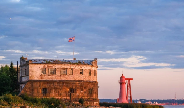 Kronstadt is a descendant of one of the forts built on a wooden foundation under Peter the Great.