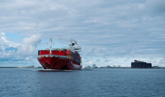 Cargo ships are not uncommon in Kronstadt. All of them pass through the mouth of the dam – this is the only possible way. To the right of the ship is the black fort "Alexander I". It's already been cleaned of soot.