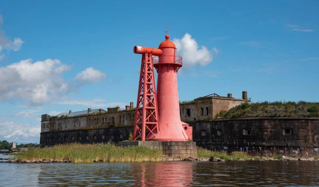 The lighthouse in front of Fort Kronshlot. It is needed to move clearly along the fairway.