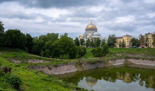 Instead of disembarking at the fort, we can disembark in Kronstadt and stroll through its iconic places. We're in the Summer Garden now. There is such a pretty pond here, which is not a pond at all – in fact, the water was drained here when the ship entered the dry dock for repairs.