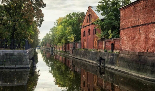And this is the Bypass Canal. Warehouses, a dry-goods factory, and rigging workshops were located along the edges of the canal. Passing by them, the ship received all the necessary supplies.