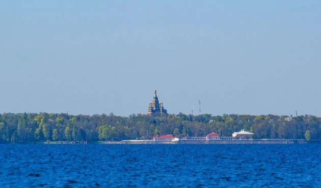 View of Petrovsky "Monplaisir" from the water. Behind it stands the Peter and Paul Cathedral (yes, the namesake of the fortress), located in the city of Peterhof.