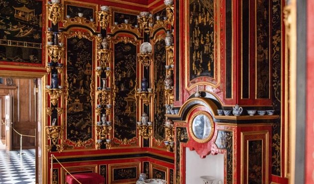 Chinese cabinet of Russian work in Montplaisir