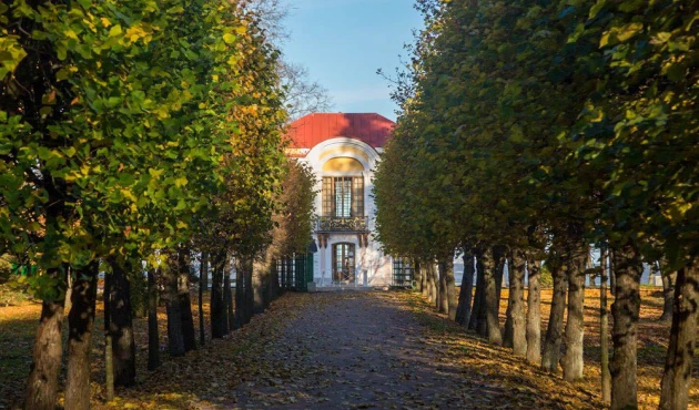 Autumn view of the Hermitage. The guests gathered on the second floor, which offers a magnificent view of the bay.