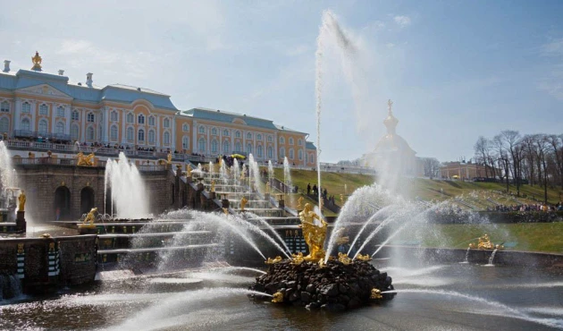 Autumn view of the Hermitage. The guests gathered on the second floor, which offers a magnificent view of the bay.