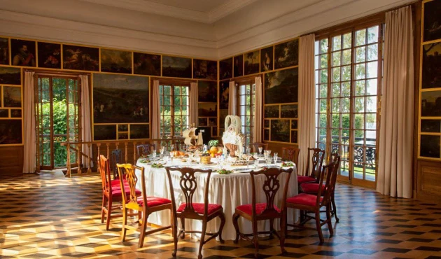 Inside the Hermitage Pavilion. The central part of the table with treats, as well as the plate of each of the guests, descend to the first floor – to the kitchen