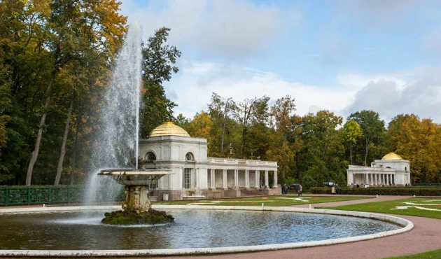 The colonnades separating the Grand Cascade ensemble from the rest of the lower park are made of 500 tons of white marble.