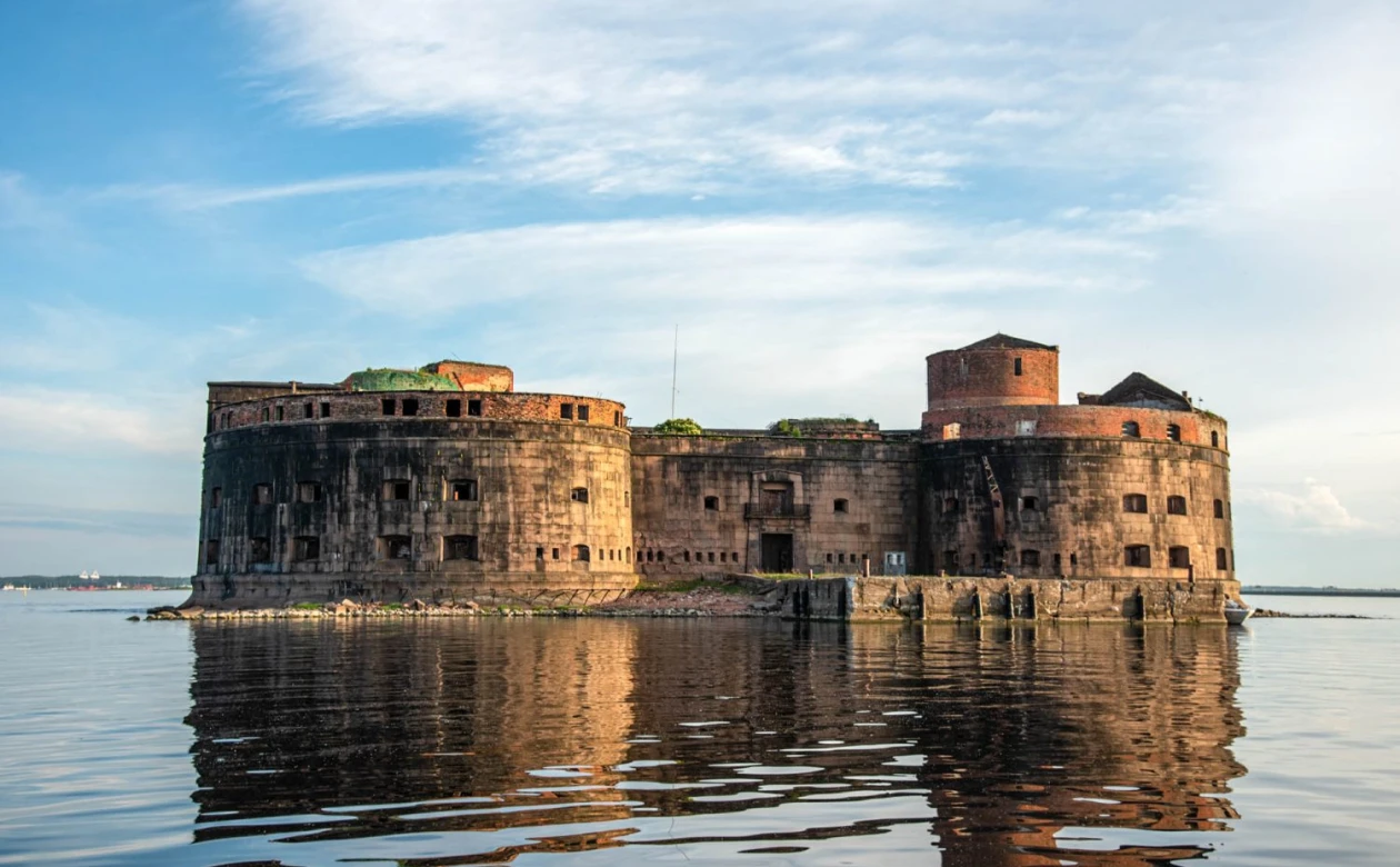 This is Fort Alexander I. Last year it was in the scaffolding, but now it looks much more magnificent. It has already been cleaned and the roof has been made. It's going to be quite beautiful soon