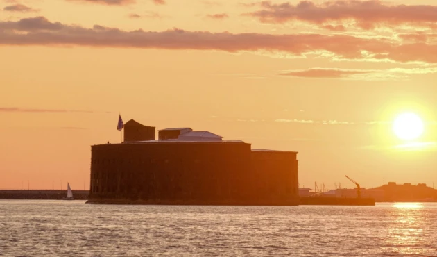 Fort "Alexander I". He became so black after filming the movie "Gunpowder" in 1985. Of course, there was no need to scrub