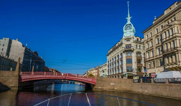The department store "At the Red Bridge" and the Red Bridge next to it