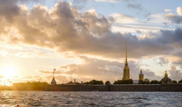 Let's admire the expanses of the Neva River