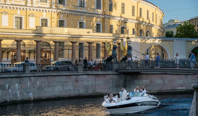 If we walk along the Griboyedov Canal, we will see a bridge with griffins.