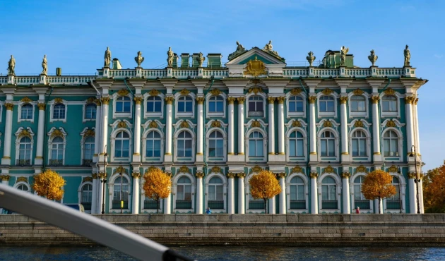 There are palaces around, and passersby in doublets and hats walk along the embankment.