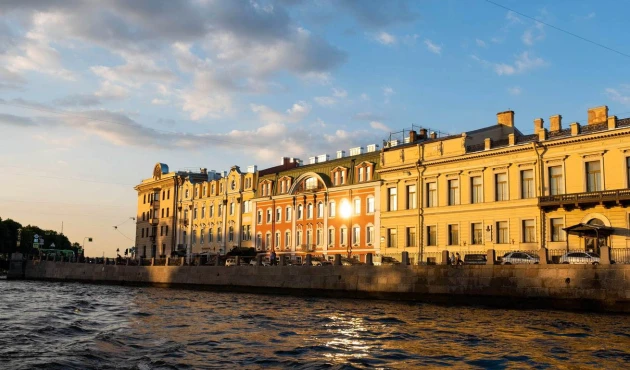 The last glimpses of the sun in the houses on Fontanka