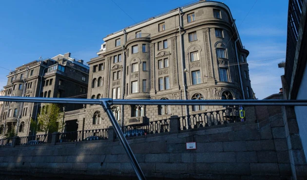 Vega House, one of several dark houses in St. Petersburg. Not according to the canon
