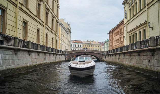 Winter groove and exit to the Neva River