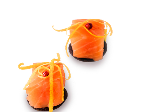 Cube of salmon marinated in orange juice and 5 peppers