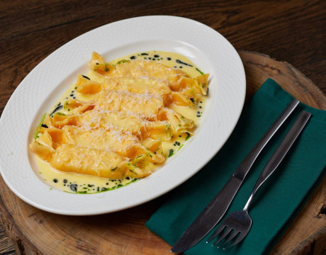 Ravioli with salmon riete and orange sauce