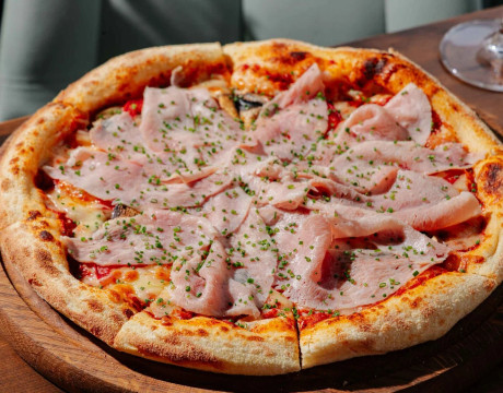 Pizza with ham
