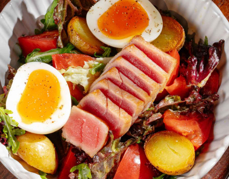 Juicy nicoise salad with tuna tataki