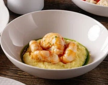 Baked king prawns with mashed potatoes